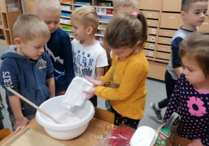 Dzieci podczas pieczenia pierników.